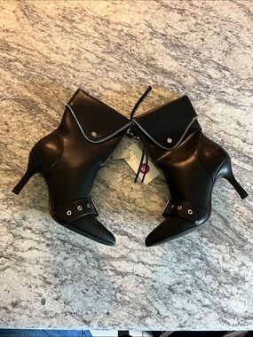 Black Pointed Toe Ankle Boots with Fringe Zipper and Silver Belt Wrap NWT  5.5